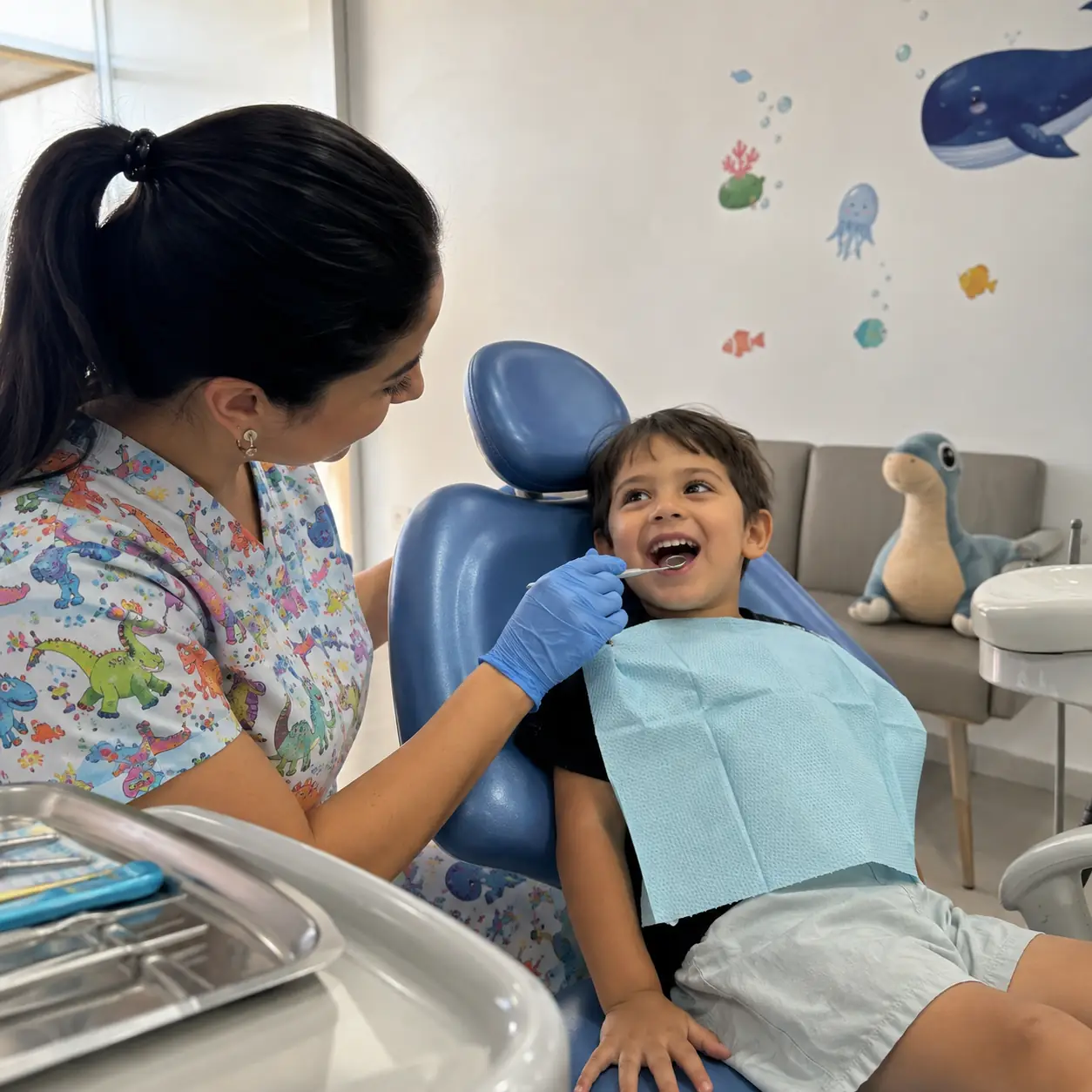 Criança sorrindo durante atendimento de odontopediatria na Zanette Odontologia em Botucatu