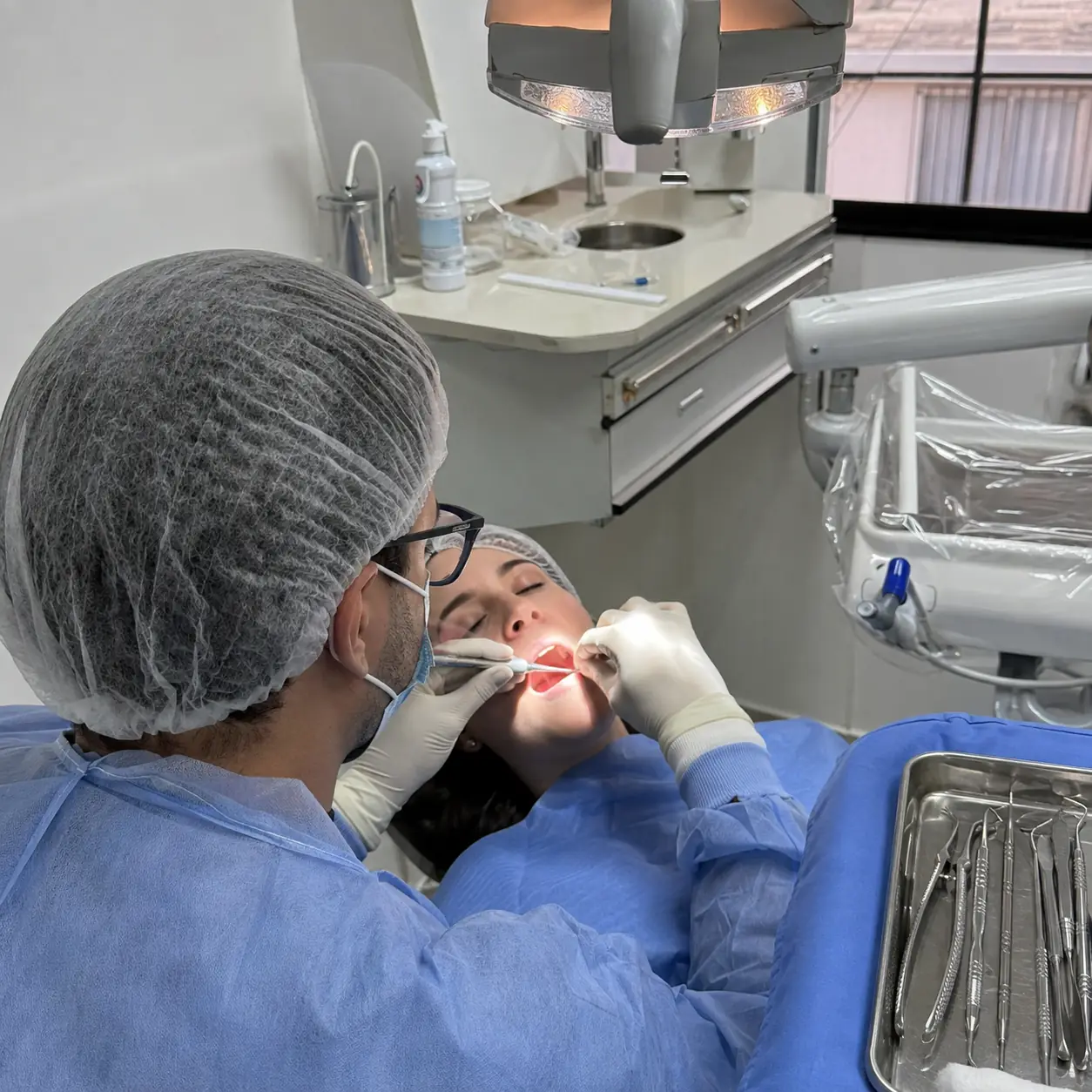 Tratamento odontológico com paramentação completa na Zanette em Botucatu